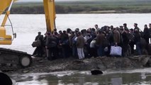 En russie on traverse le fleuve grâce à une pelleteuse... Dingue