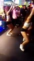 Kıskanç kezban kız sokak dansçılarına saldırıyor