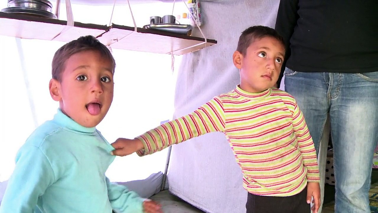 6000 لاجئ سوري يعيشون داخل ملاعب رياضية في اللاذقية
