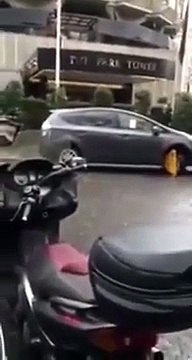 Le conducteur le plus stupide du monde tente de s'enfuir malgré le sabot fixé sur sa roue