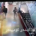 Un homme sauve un enfant lors d'une chute