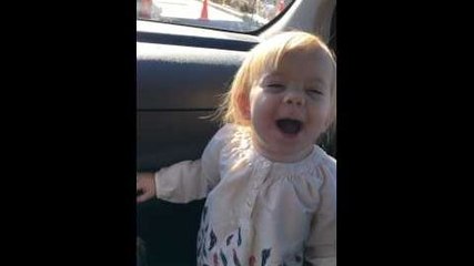 Une petite fille chante Hello