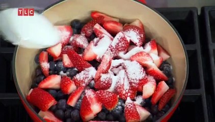 Eisparfait mit warmer Beerensoße