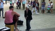 Abuela de 77 años cautiva las redes sociales con su baile