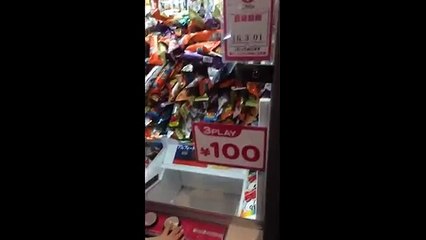 JKがUFOキャッチャーでうまい棒を大量GET → 取り方が不当だとして半分も貰えず