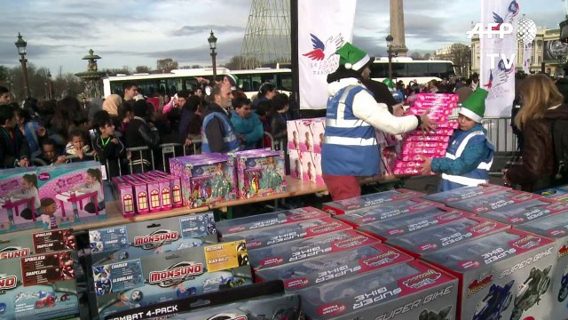 Les Pères Noël verts du Secours populaire à Paris