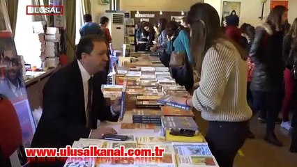 E. Tüma. Soner Polat  kitaplarını imzaladı