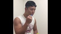 Technique d'un Japonais pour se laver les dents