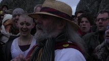 Miles de personas se reúnen en Stonehenge para celebrar el solsticio de invierno