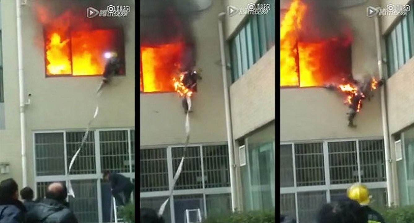 Un pompier se sauve en sautant par la fenêtre d'une résidence en feu