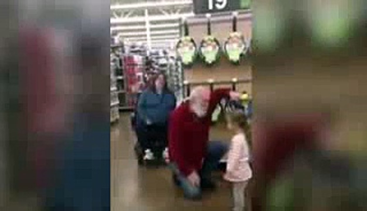 Little girl mistakes bearded shopper for Santa Claus