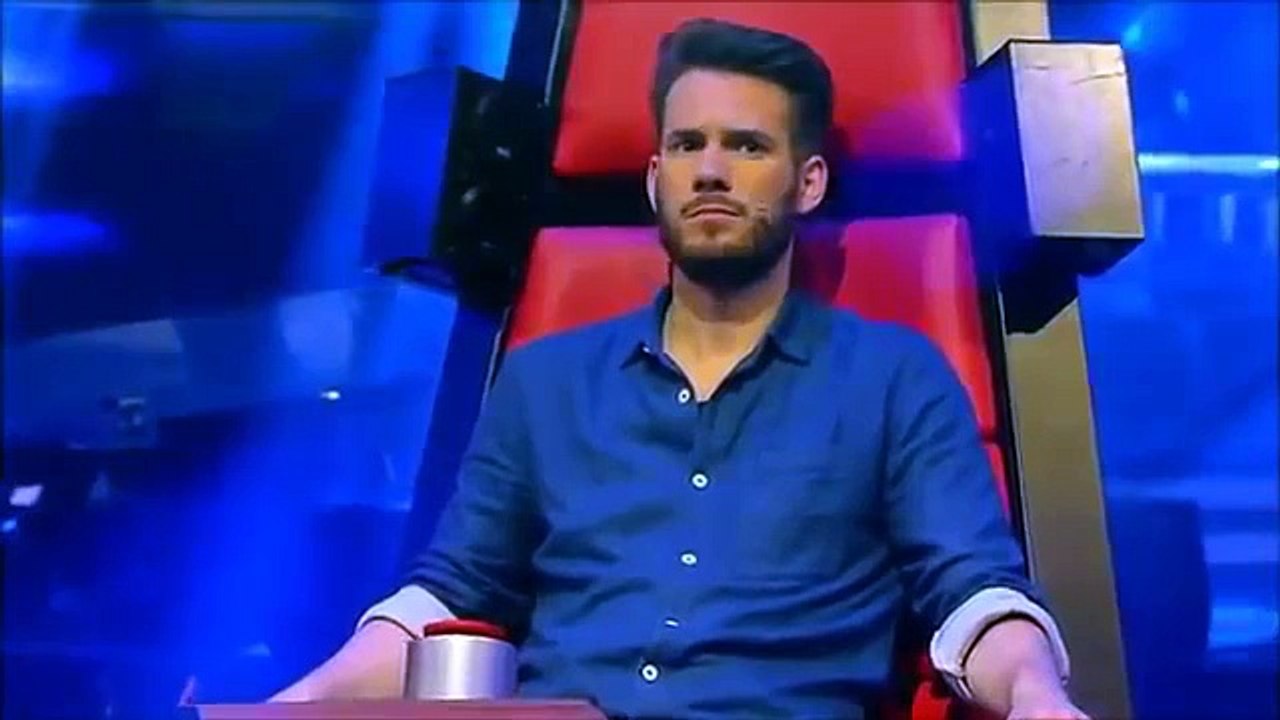 برنامج ذا فويس كيدز طفل صوته رائع يغني فيلتف له احد المقاعد
