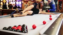 Une fille sexy sur un billard pour motiver un champion ! (fun funny fail humour joke sexy girl drôle comique fille)