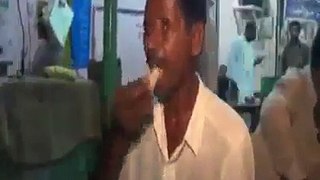 Pakistani guy eats 70 Roti
