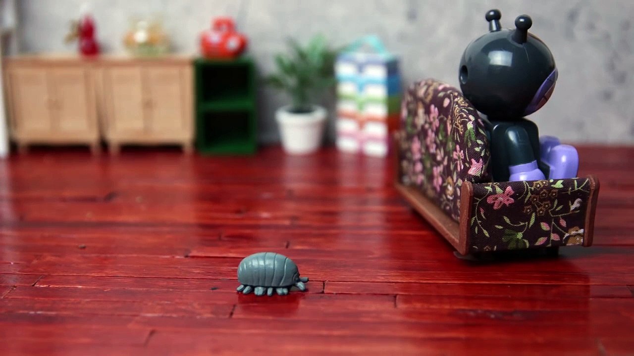 アンパンマンおもちゃアニメ バイキンマンとダンゴムシ Stop motion theater Baikinman meets a roly poly!