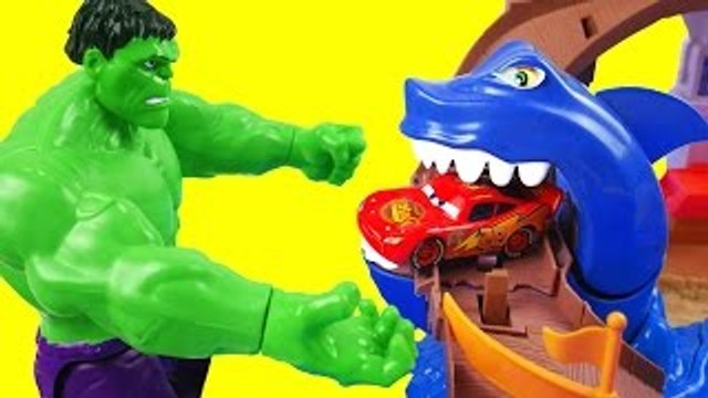SHARK ATTACK!! Disney Pixar Cars Lightning McQueen Saved by HULK Hot Wheels Cars Color Cha