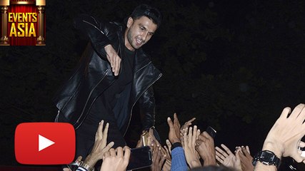 Ranveer Singh DRIVES FANS CRAZY At 'Bajirao Mastani' Screening | Events Asia