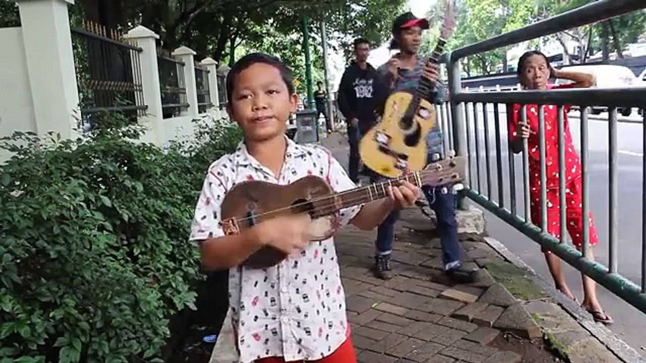 pengamen cilik yang kreatif - liriknya lucu
