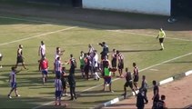 Un footballeur se prend un carton et met un coup de pied dans la tête de son adversaire