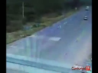 Tren otobüsü biçti: 4 ölü, 23 yaralı