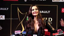 Sonam Kapoor's In CLEAVAGE Revealing Dress @ Guild Awards 2015