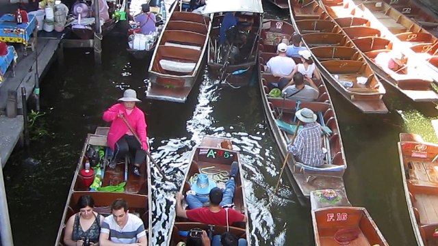MARCHE FLOTTANT DE DAMNEONSADUAK THAÏLANDE LE 24 NOVEMBRE 2015