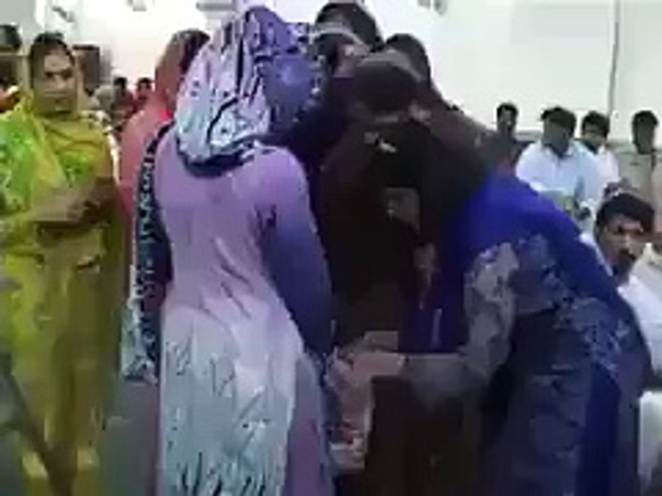PMLN Ladies Ki PTI k Members per pathrao..ye hai hamara para likha punjab...!!