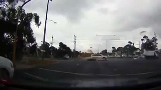 Молния ударяет в автомобиль проезжающий через перекресток