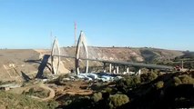 اللمسات الأخيرة على أطول جسر معلق بإفريقيا قبل التسليم