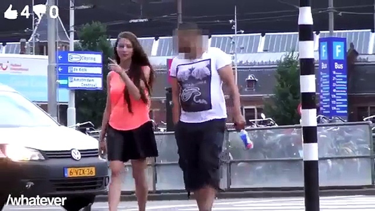 Une fille demande aux mecs si ils veulent coucher avec elle .