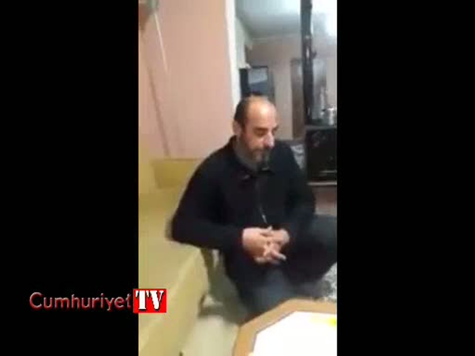 Şarkı söylerken takma dişleri fırladı