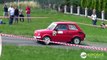 Un pilote de fou conduit une Fiat 126 en Rallye
