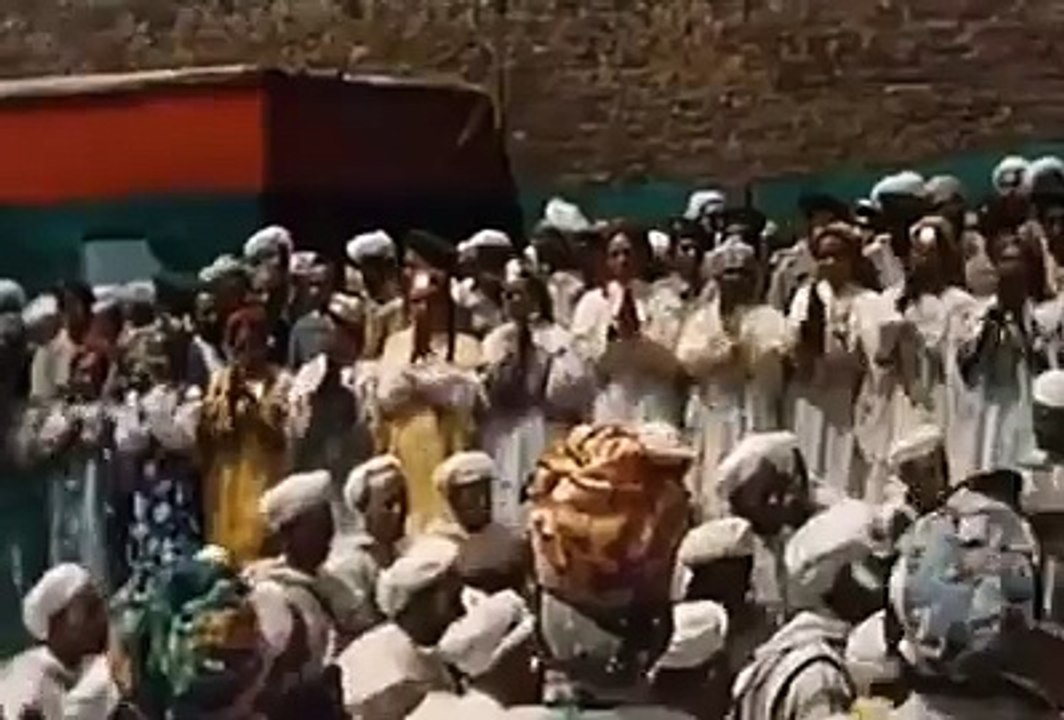 حصريا... وبجودة عالية فيديو نادر للحسن الثاني يوثق علاقته بالبندير والتراث المغربي الامازيغي الأصيل... روعة