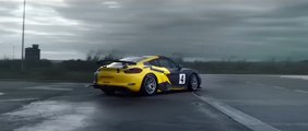 Le Porsche Cayman GT4 Clubsport sur la piste d’un aéroport