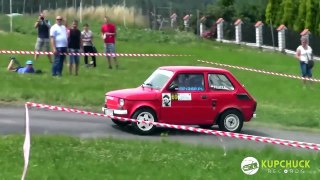 Il fait un rallye avec une vieille Fiat 126