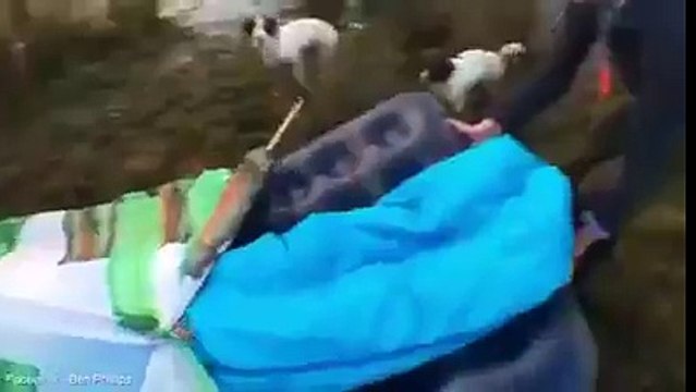 Pire potes mais meilleur blague... Il met son copain endormi sur un matelas gonflable au milieu d'un lac