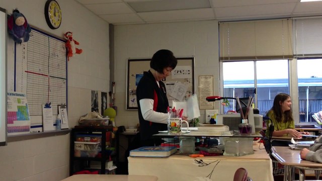 Cette professeur très émue de recevoir un magnifique cadeau de la part de ses élèves... Magique