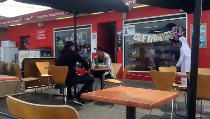 Caméra cachée, un homme en djellaba pose un sac à dos et s'enfuit