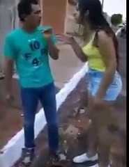 فتاة تصرخ وتضرب صديقها