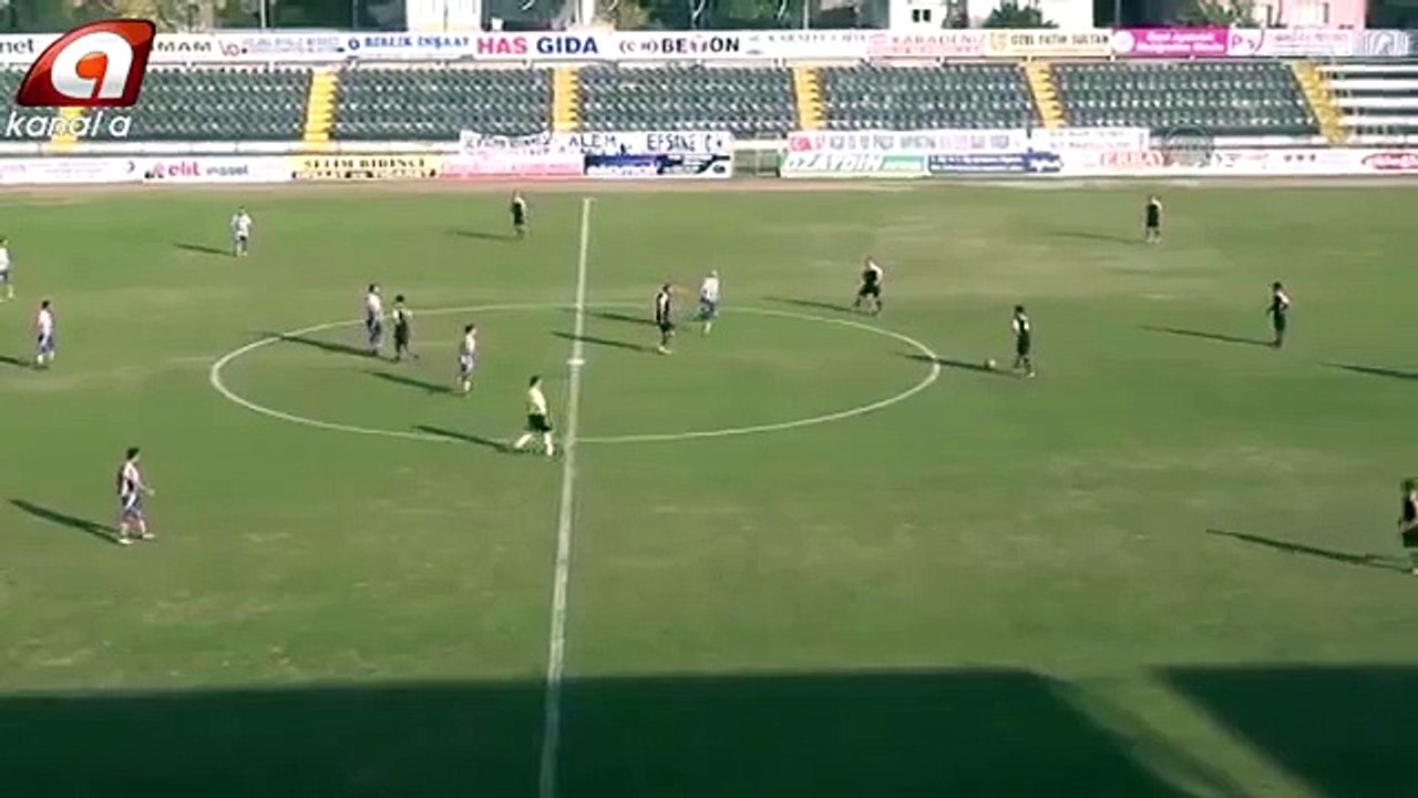 Brutal agresion de un futbolista a otro