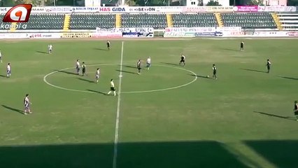 Brutal agresion de un futbolista a otro