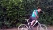 Пьяный мужик пытается поехать на велосипеде, убойный ПРИКОЛ видео))