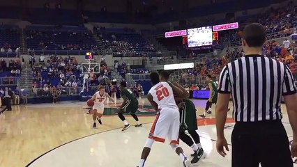 Un basketteur universitaire manchot inscrit son premier panier