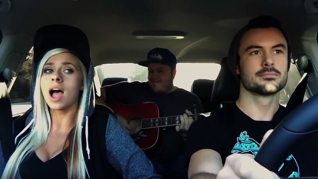 Девушка классно поет в машине с парнями!