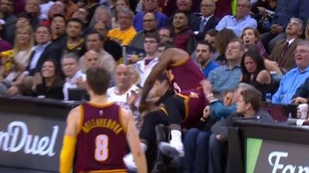 LeBron James écrase une spectatrice pendant un match