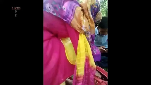 لڑکوں نے مل کر لڑکی کو سرعام سزا دی - Video Dailymotion