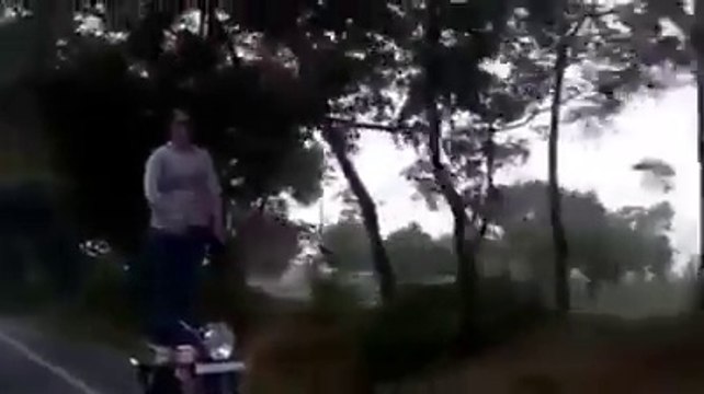 آج تک لڑکوں کو ایسے کرتےدیکھا تھا آج پہلی بار ایک لڑکی کو دیکھا ہے آپ بھی دیکھیں اور شیئر کریں