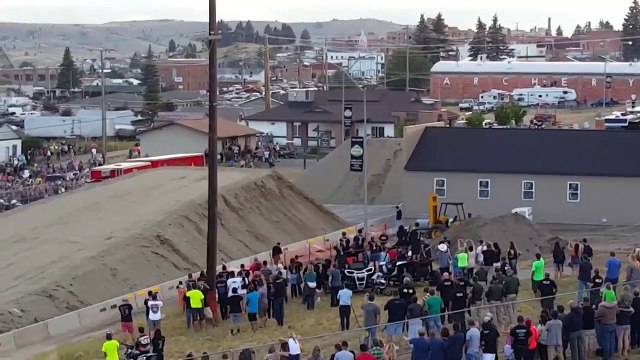 Прыжок на грузовике на 50 метров