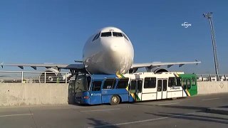 Uçak Otobüsün Üzerine çıktı Atatürk Hava Limanı