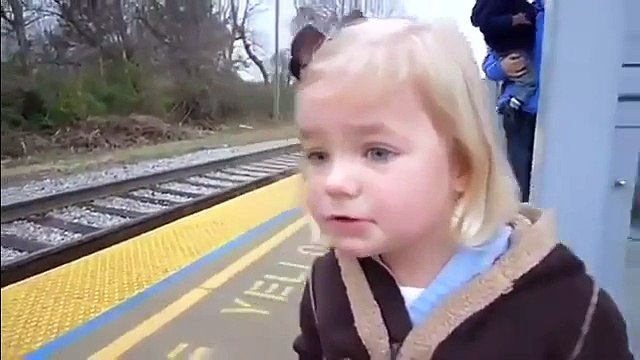 Эмоции маленькой девочки на подарок ко Дню рождения